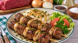Saftige Lendenschaschlyk-Spieße mit Zwiebeln und Schnittlauch.