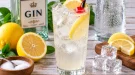 Tom Collins mit Gin, Zitronensaft, Eiswürfeln und Selterswasser.