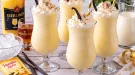 Cremiger Vanille-Cocktail mit Eierlikör und Sahne.