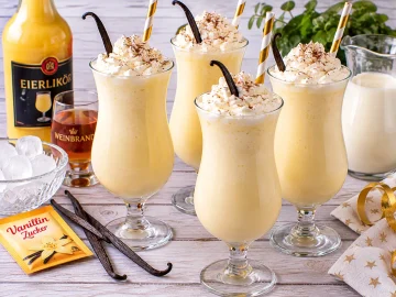 Cremiger Vanille-Cocktail mit Eierlikör und Sahne.