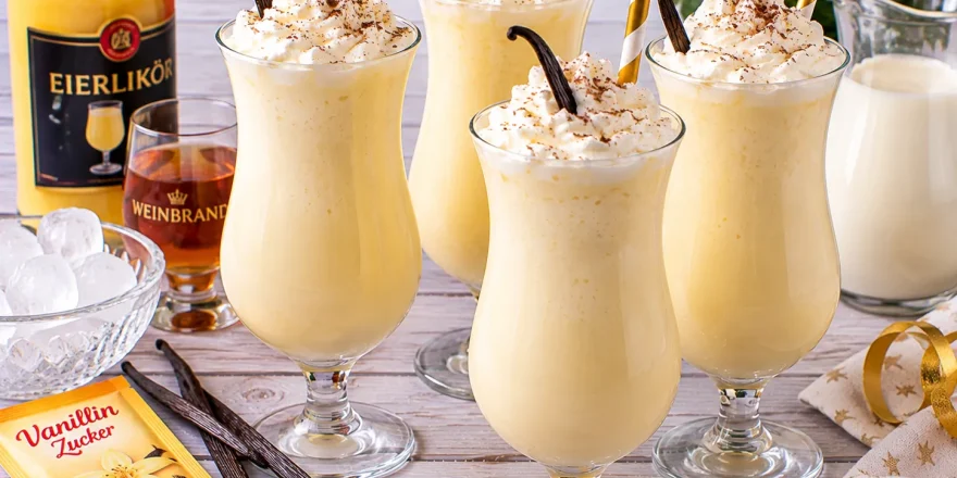 Cremiger Vanille-Cocktail mit Eierlikör und Sahne.