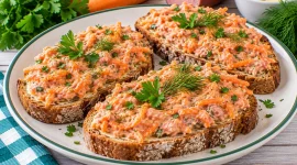 Frühlingsbrote mit Mettwurst-Möhren-Aufstrich und frischen Kräutern.