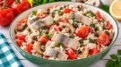 Herings-Reissalat mit Tomaten, Champignons, Kapern und lockerem Reis.