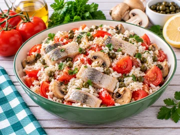 Herings-Reissalat mit Tomaten, Champignons, Kapern und lockerem Reis.