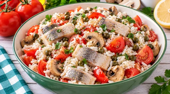 Herings-Reissalat mit Tomaten, Champignons, Kapern und lockerem Reis.