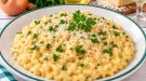 Cremiger italienischer Risotto mit geriebenem Käse und Weißwein.