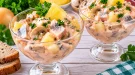 Matjescocktail im Glas mit Ananas, Champignons und cremiger Soße.