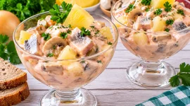 Matjescocktail im Glas mit Ananas, Champignons und cremiger Soße.