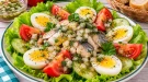 Rostocker Fischteller mit Fisch, Eierscheiben, Tomaten und grünem Salat.