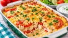 Sommerliche Reispfanne mit Reis, Tomaten und Fischfilet aus dem Backofen.