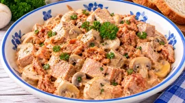 Cremiger Bratensalat mit Kalbsbraten, Thunmakrele und Champignons.