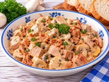 Cremiger Bratensalat mit Kalbsbraten, Thunmakrele und Champignons.