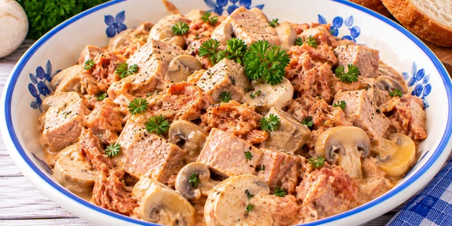 Cremiger Bratensalat mit Kalbsbraten, Thunmakrele und Champignons.