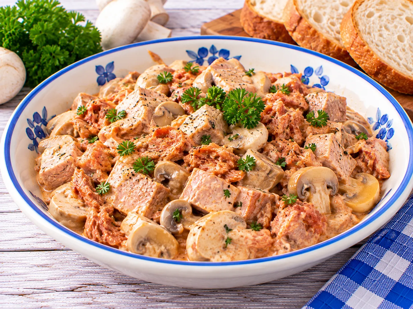 Cremiger Bratensalat mit Kalbsbraten, Thunmakrele und Champignons.