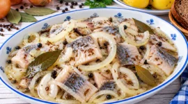 Dänische Kümmelheringe in süß-saurer Marinade mit Zwiebeln, Lorbeer, Pfeffer und Kümmel.