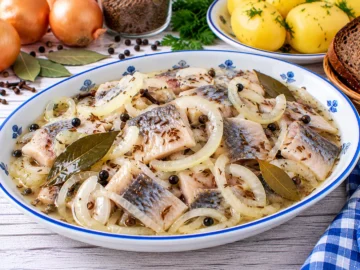 Dänische Kümmelheringe in süß-saurer Marinade mit Zwiebeln, Lorbeer, Pfeffer und Kümmel.