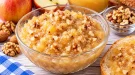Cremiger Frucht-Honig-Aufstrich mit Apfelmus und gehackten Nüssen.