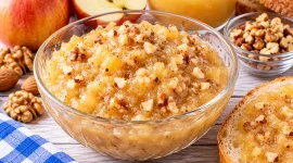 Cremiger Frucht-Honig-Aufstrich mit Apfelmus und gehackten Nüssen.