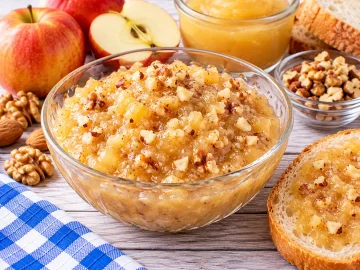 Cremiger Frucht-Honig-Aufstrich mit Apfelmus und gehackten Nüssen.