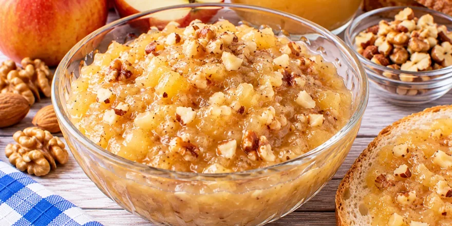 Cremiger Frucht-Honig-Aufstrich mit Apfelmus und gehackten Nüssen.