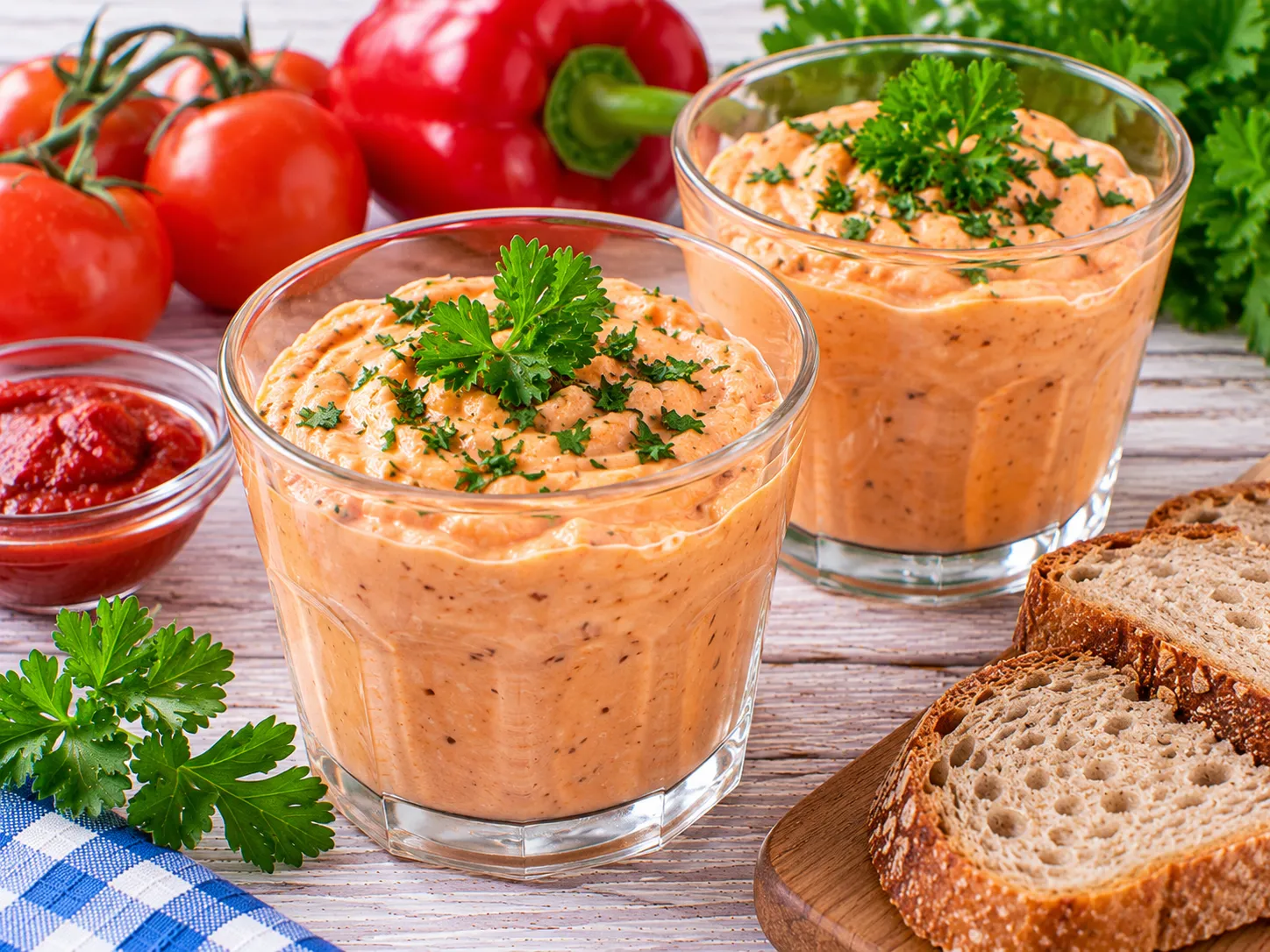 Herzhafter Frühstücksbecher aus Quark mit Tomatenmark und frischer Petersilie.