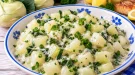 Gedünsteter Kohlrabi in cremiger Soße mit Kohlrabiblättern und Petersilie.