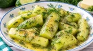 Gedünstete Gurken in Dillbutter mit frischem gehacktem Dill.