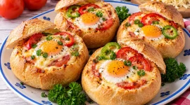 Gefüllte Hellerauer Brötchen mit Ei, Tomaten, Käse und Paprikaringen.