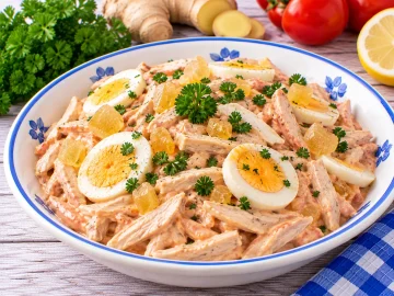 Cremiger Geflügelsalat mit Hühnerfleisch, Ei und Ingwer.
