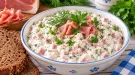 Cremiger Schinkenquark mit rohem Schinken, Dill und frischer Petersilie.