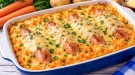 Überbackene Möhren mit Kartoffelbrei, Würstchen und geschmolzenem Käse.
