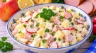 Apfel-Käse-Salat mit Jagdwurst, Joghurt, Quark, Radieschen und Petersilie.