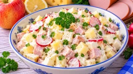 Apfel-Käse-Salat mit Jagdwurst, Joghurt, Quark, Radieschen und Petersilie.