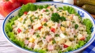 Bunter Reissalat mit Äpfeln, Schinken, Gewürzgurken, Ei und Petersilie.