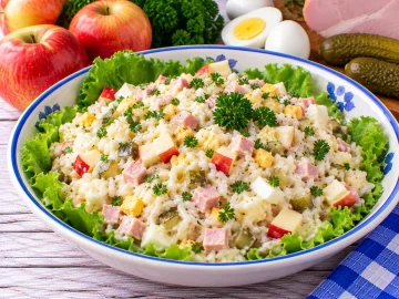 Bunter Reissalat mit Äpfeln, Schinken, Gewürzgurken, Ei und Petersilie.