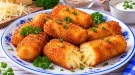 Goldbraun gebratene Käsekroketten mit knuspriger Panade und weicher Käsefüllung.