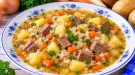 Herzhafte Kartoffelsuppe mit Gräupchen, Rindfleisch, Möhren und Petersilie.