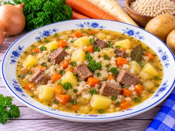Herzhafte Kartoffelsuppe mit Gräupchen, Rindfleisch, Möhren und Petersilie.