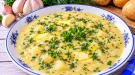Cremige Kartoffelsuppe mit Knoblauch, Dill, Petersilie und Butter.