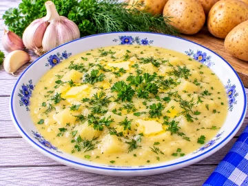 Cremige Kartoffelsuppe mit Knoblauch, Dill, Petersilie und Butter.