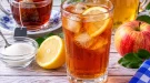 Kalter schwarzer Tee mit Apfelwein und frischer Zitrone.