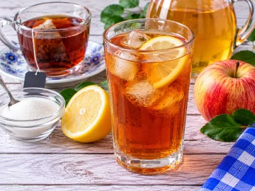 Kalter schwarzer Tee mit Apfelwein und frischer Zitrone.