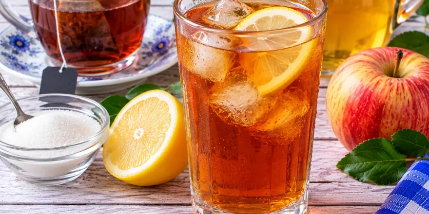 Kalter schwarzer Tee mit Apfelwein und frischer Zitrone.