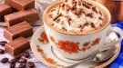 Heißer Nougatkaffee mit Milch und einer Haube aus geschlagener Sahne.