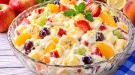 Bunter Quark-Obst-Salat mit frischen Früchten und cremigem Sahnequark.