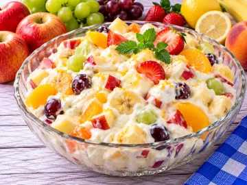 Bunter Quark-Obst-Salat mit frischen Früchten und cremigem Sahnequark.