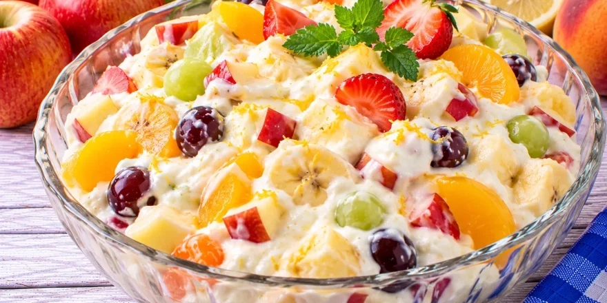 Bunter Quark-Obst-Salat mit frischen Früchten und cremigem Sahnequark.