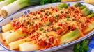 Gedünsteter Porree mit cremiger Tomaten-Käse-Mischung und Butter.