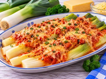 Gedünsteter Porree mit cremiger Tomaten-Käse-Mischung und Butter.