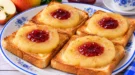 Geröstetes Toastbrot mit Apfelringen und fruchtiger Konfitüre.